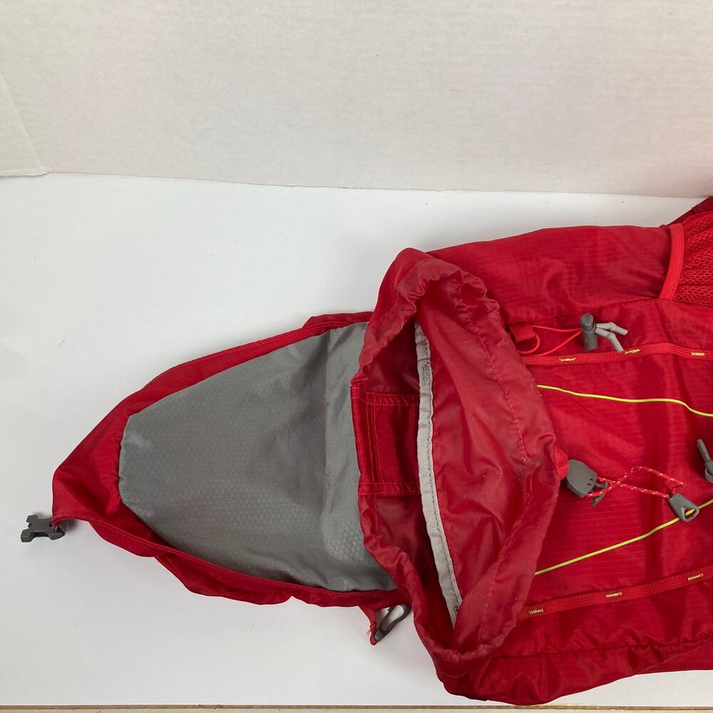 REI Daypack Red Gray FLASH 22 Backpack Hike Camp Lightweight Commuting Travel - Picture 6 of 11